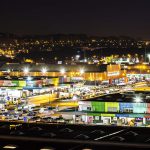 Vista nocturna del mercado central de frutas y hortalizas de mercamadrid, así como de la nave de Hostelería