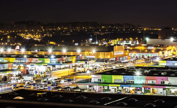 Vista nocturna del mercado central de frutas y hortalizas de mercamadrid, así como de la nave de Hostelería