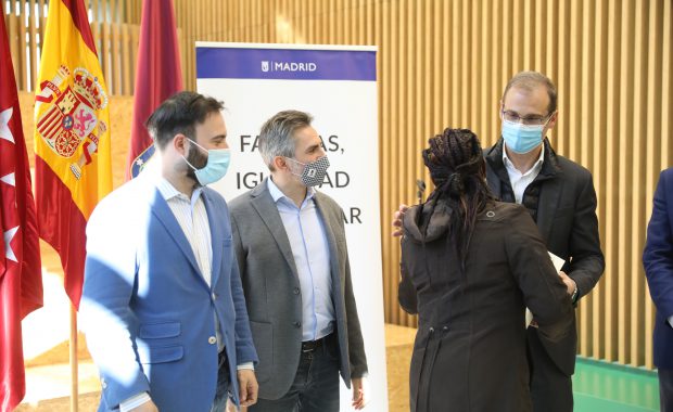 El Ayuntamiento de Madrid y Ferrovial Servicios entregan los diplomas a las víctimas de violencia y trata que han completado los cursos en Mercamadrid
